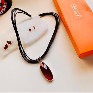 Set of necklace and two pairs of earrings new